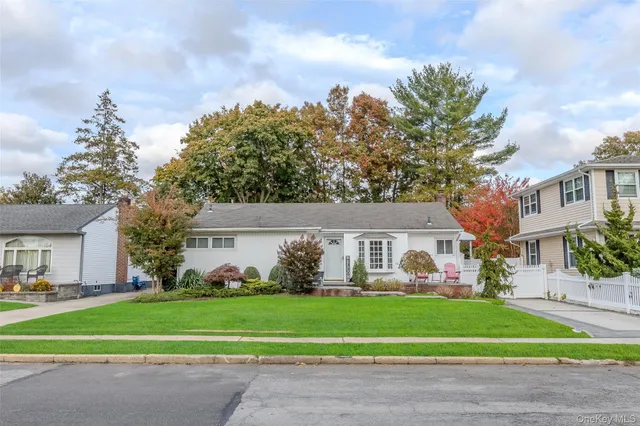 $739,999 | 527 Spruce Lane, East Meadow, NY 11554