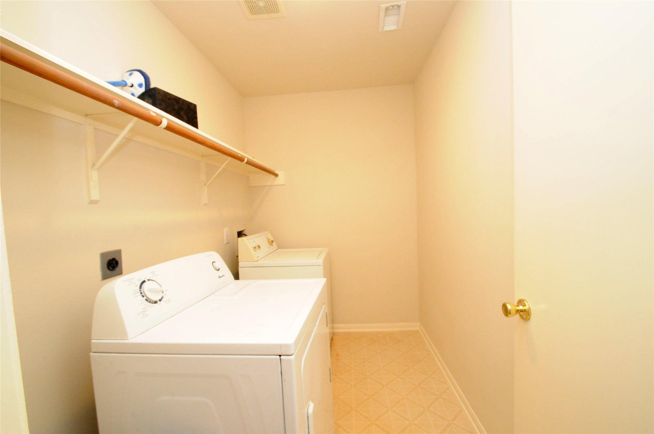 16127 Eaglewood Spring Court Houston, TX 77083 - Photo 20 of 31 a utility room with dryer and washer