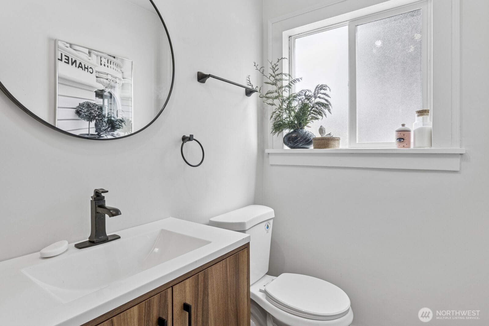 2640 Queets Avenue Hoquiam, WA 98550 - Photo 12 of 28 a bathroom with a sink a toilet and mirror
