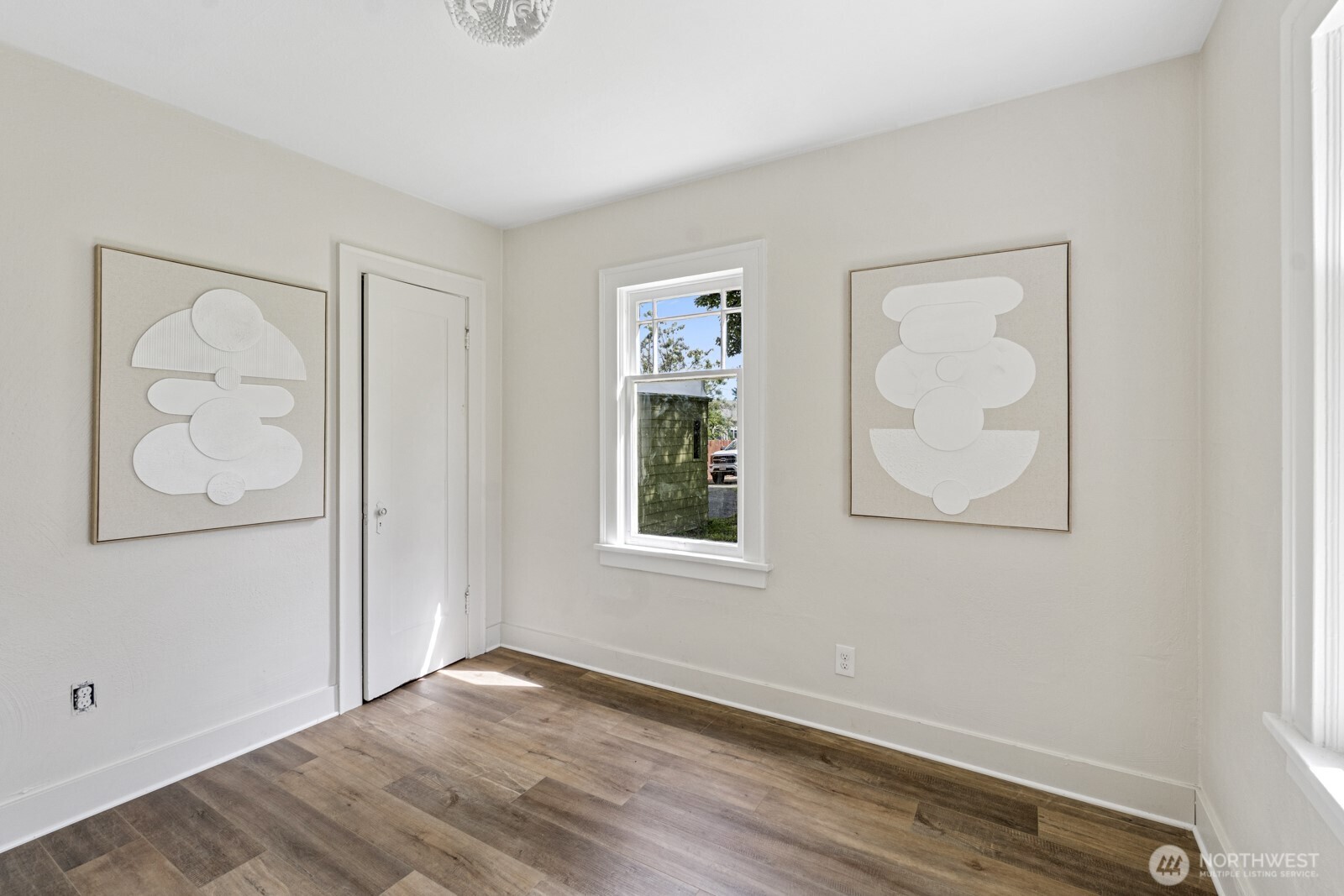 2640 Queets Avenue Hoquiam, WA 98550 - Photo 14 of 28 an empty room with wooden floor and windows
