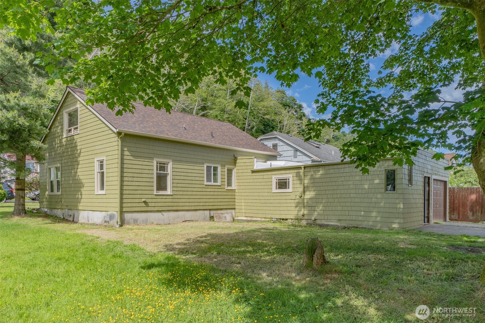 2640 Queets Avenue Hoquiam, WA 98550 - Photo 22 of 28 a view of a backyard with plants and large tree