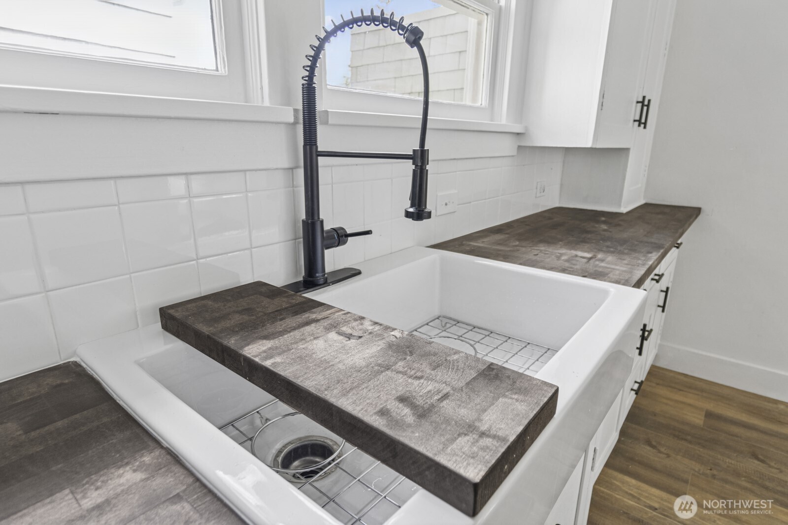 2640 Queets Avenue Hoquiam, WA 98550 - Photo 6 of 28 a view of a kitchen