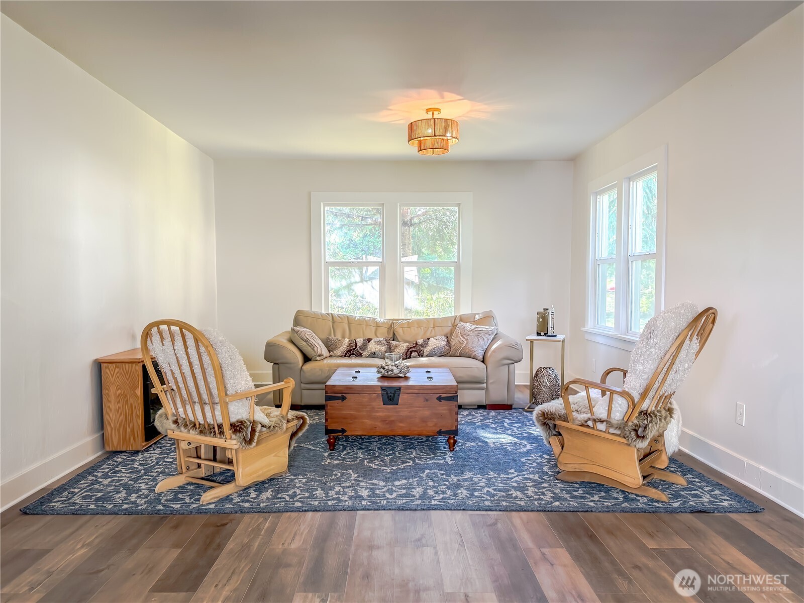 2640 Queets Avenue Hoquiam, WA 98550 - Photo 9 of 28 a living room with furniture and a table