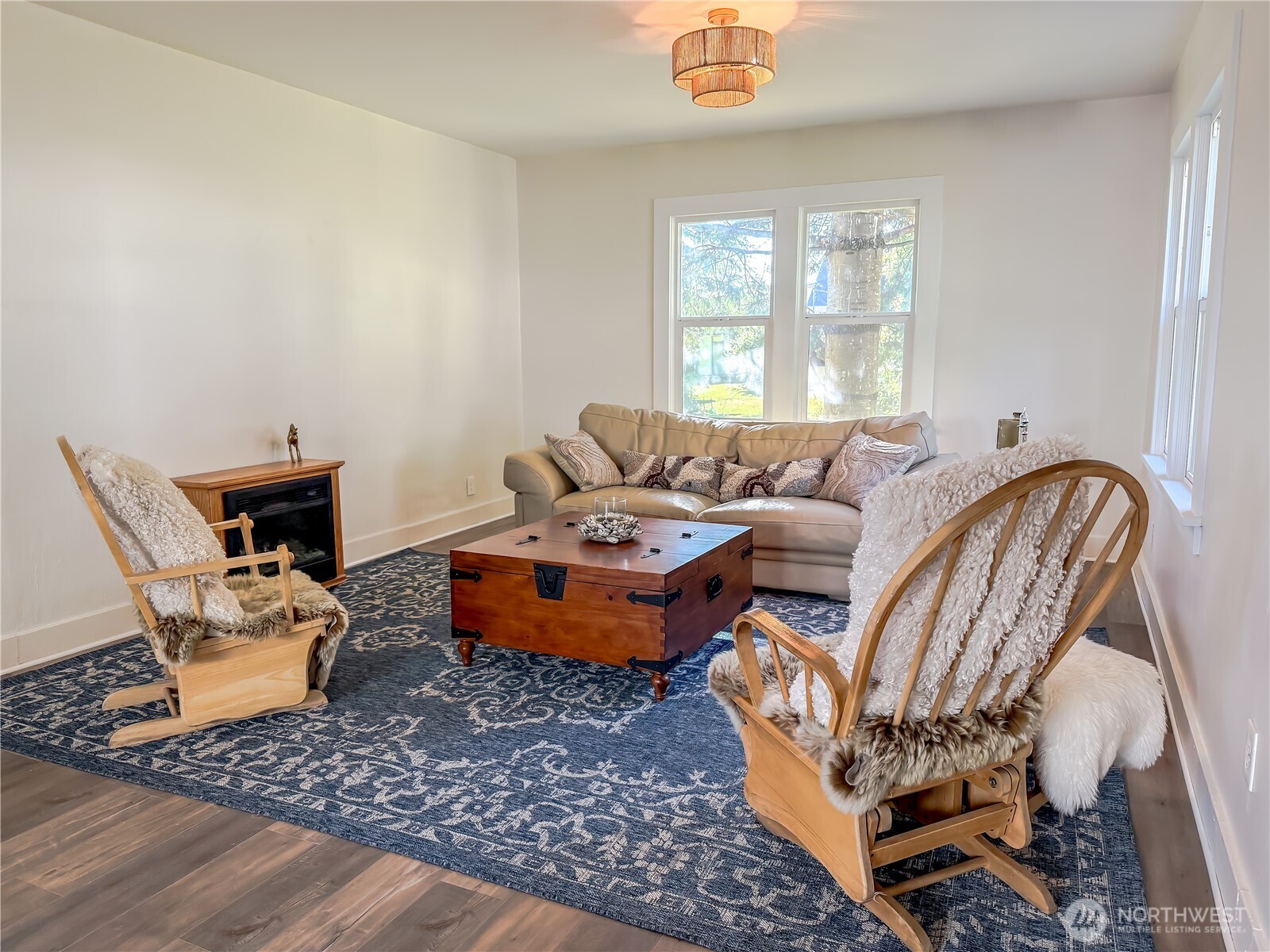 2640 Queets Avenue Hoquiam, WA 98550 - Photo 10 of 28 a living room with furniture and a window