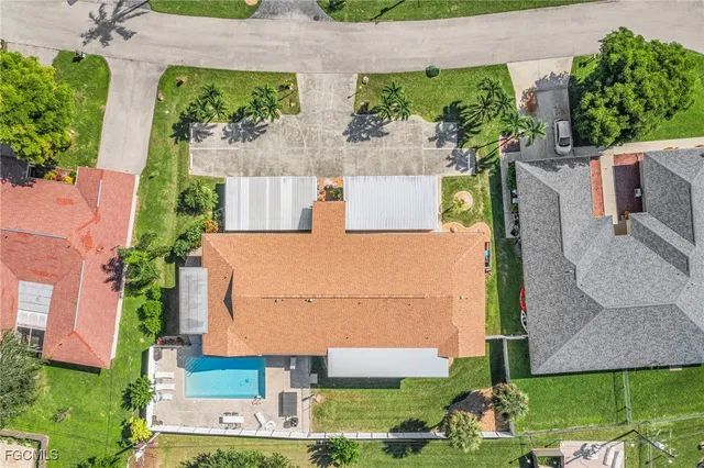 an aerial view of a house with yard swimming pool and outdoor seating