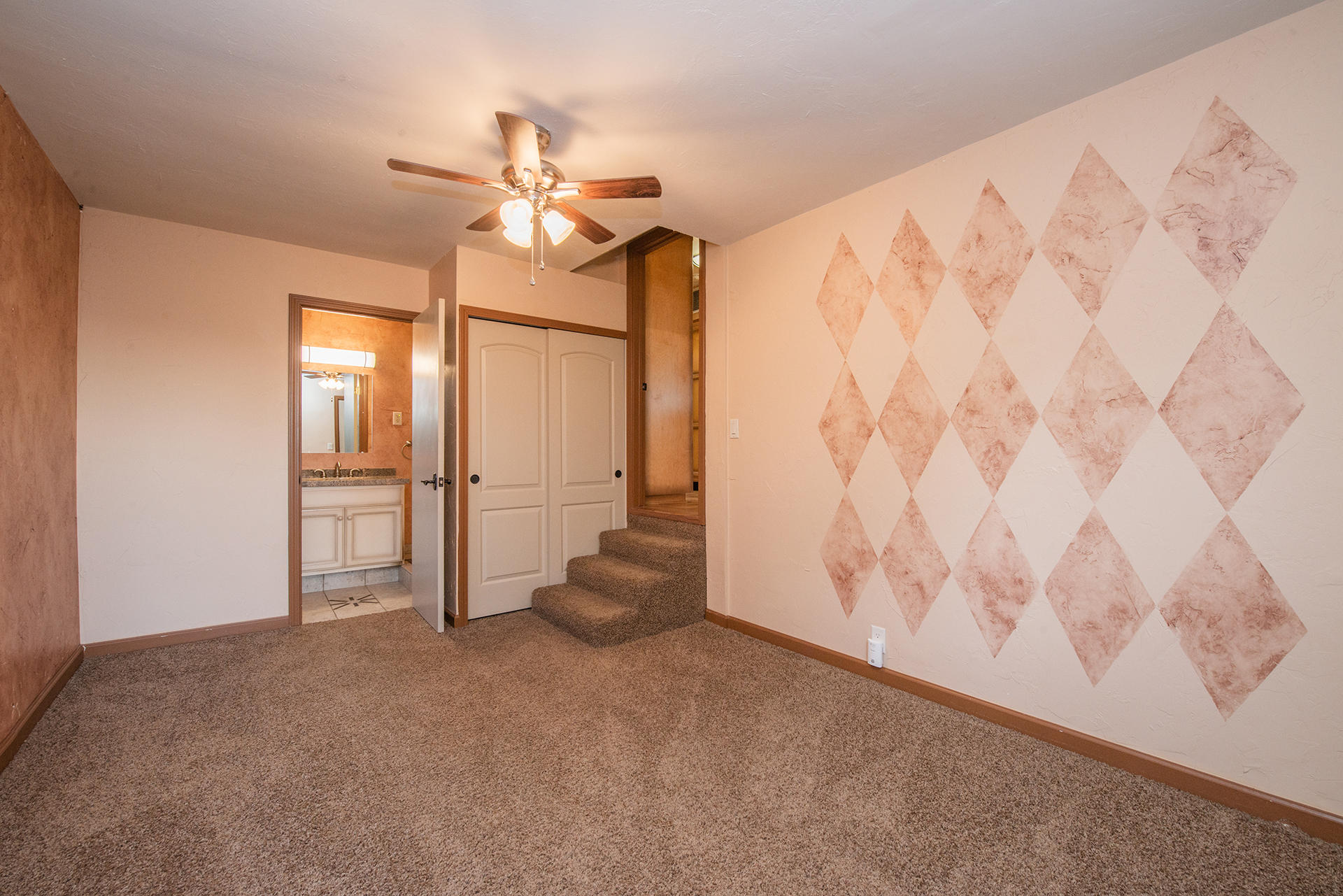 634 Ridge Road Redding, CA 96003 - Photo 13 of 33 Guest Bedroom