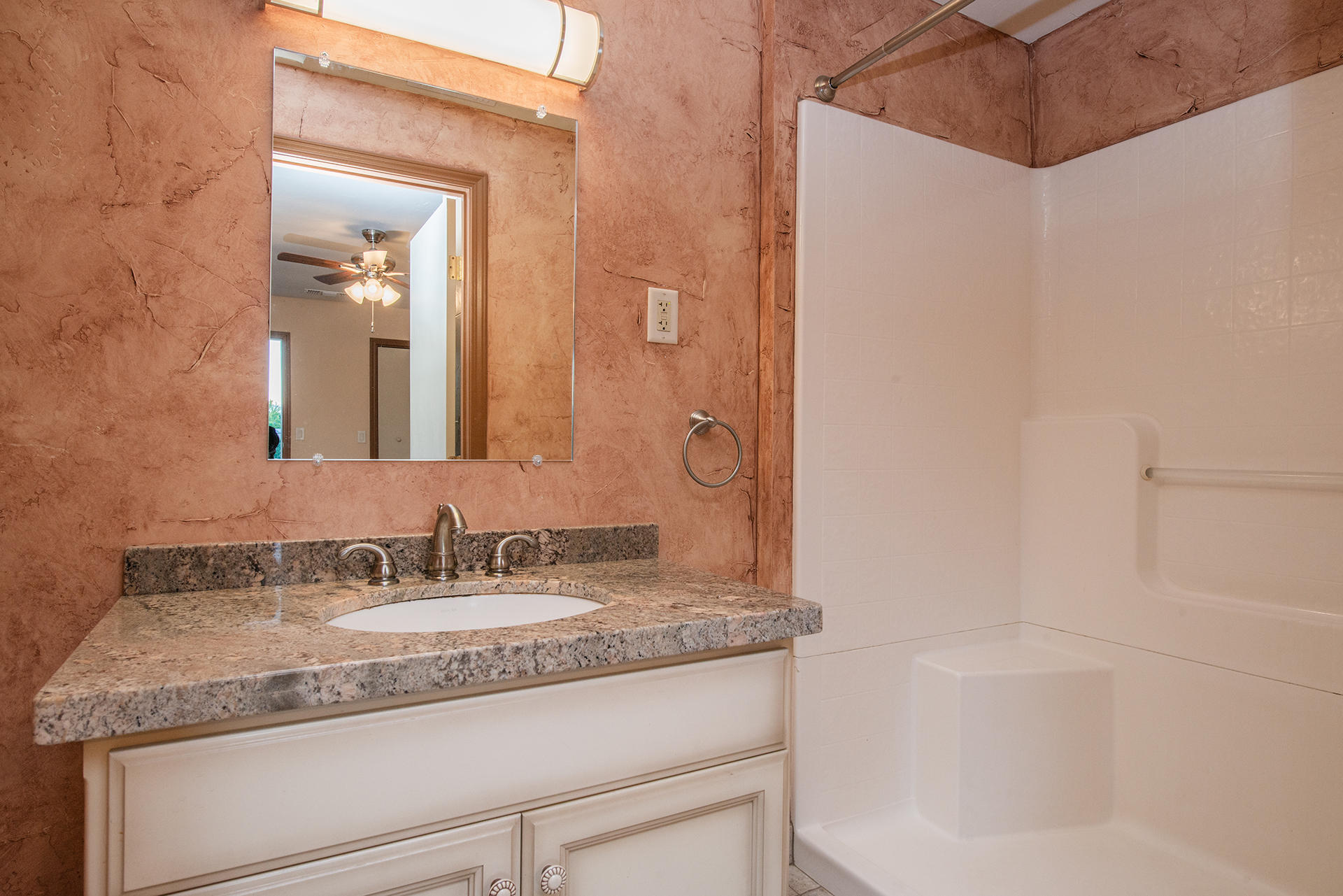 634 Ridge Road Redding, CA 96003 - Photo 14 of 33 Guest Bathroom