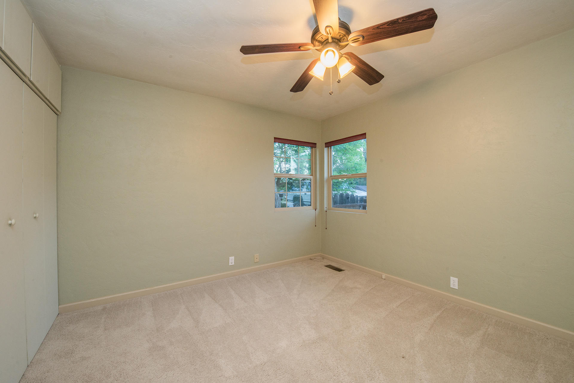 634 Ridge Road Redding, CA 96003 - Photo 15 of 33 Second Bedroom