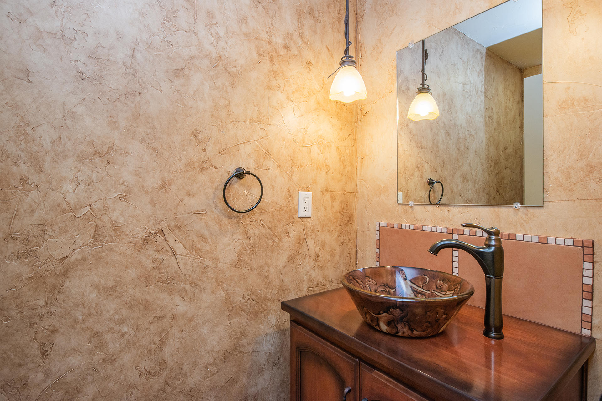 634 Ridge Road Redding, CA 96003 - Photo 16 of 33 Hall Bathroom