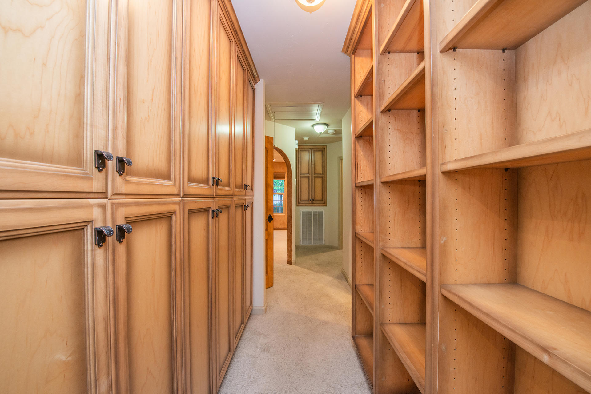 634 Ridge Road Redding, CA 96003 - Photo 17 of 33 Hall Storage