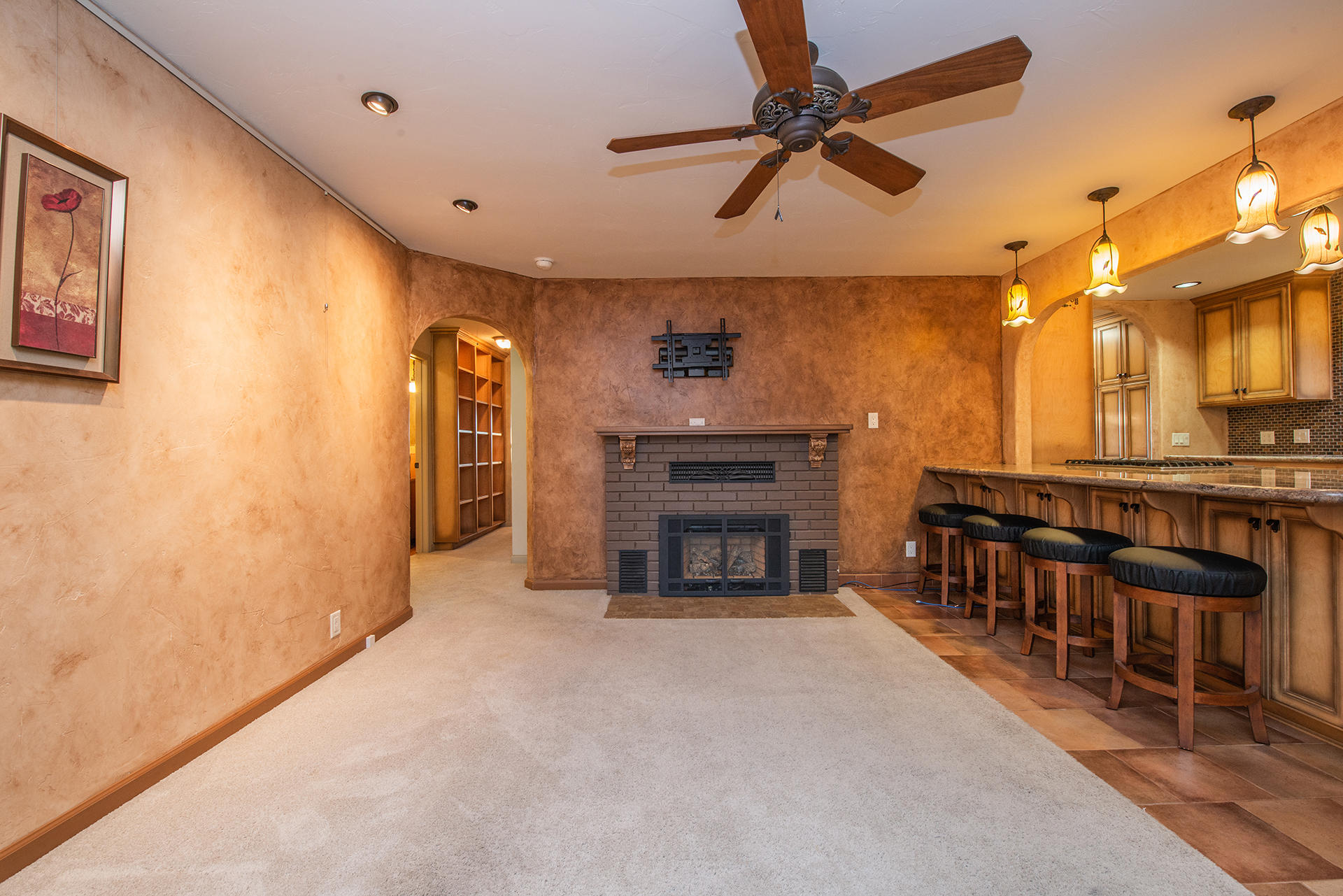 634 Ridge Road Redding, CA 96003 - Photo 5 of 33 Warm and cozy living space