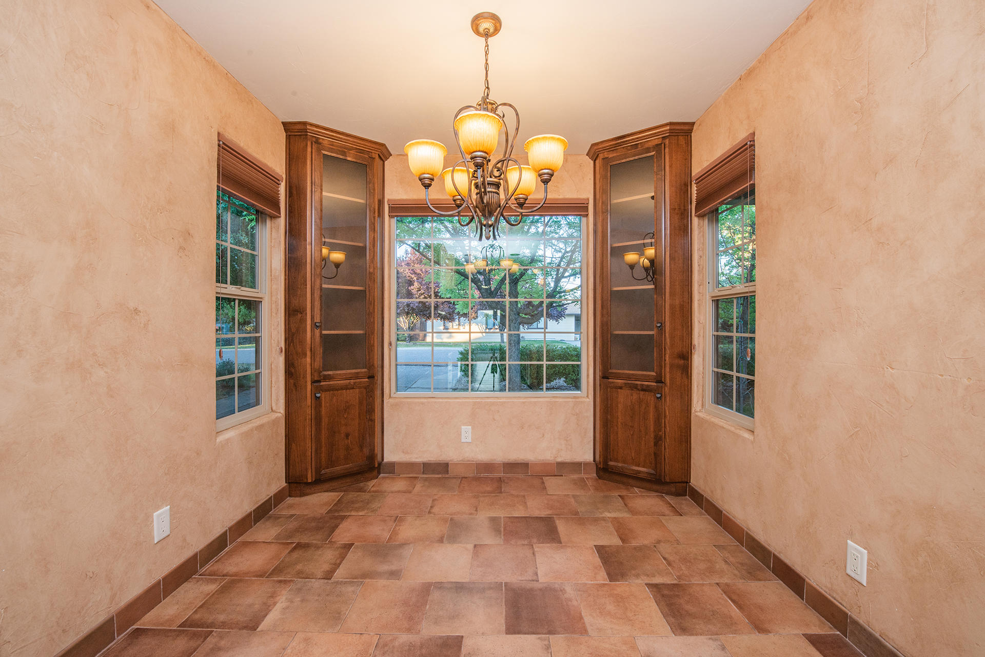 634 Ridge Road Redding, CA 96003 - Photo 9 of 33 Dining Area