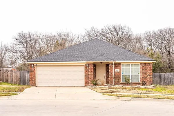 $2,600 | 801 Deedee Creek Drive, Euless, TX 76040