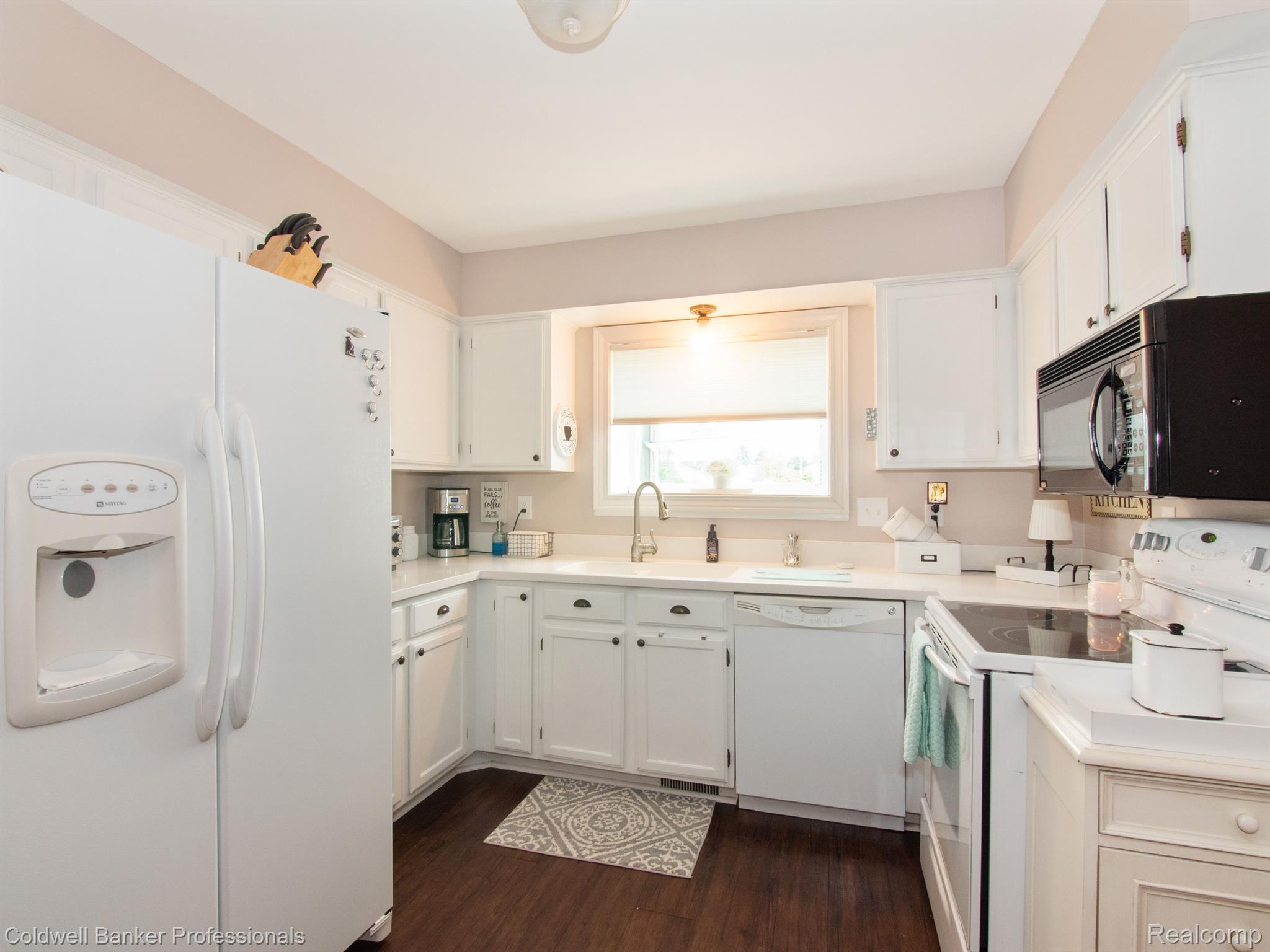 995 Briston Drive Rochester, MI 48307 - Photo 7 of 33 Kitchen with Garden Window!
