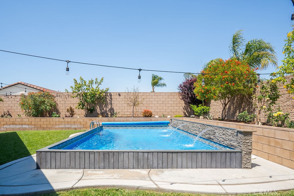 829 South Pine Avenue Rialto, CA 92376 - Photo 18 of 48 Pool comes with a cover!