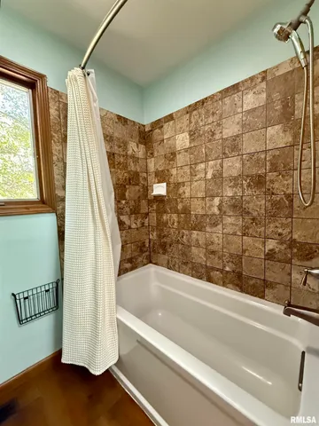 $359,900 | 107 Oakview Drive, Knoxville, IL 61448