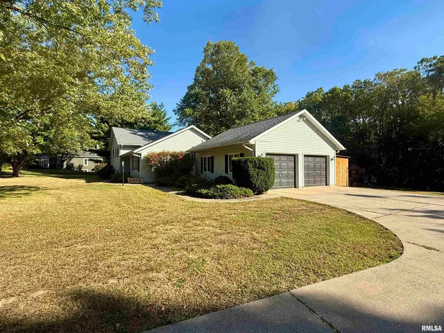 $359,900 | 107 Oakview Drive, Knoxville, IL 61448