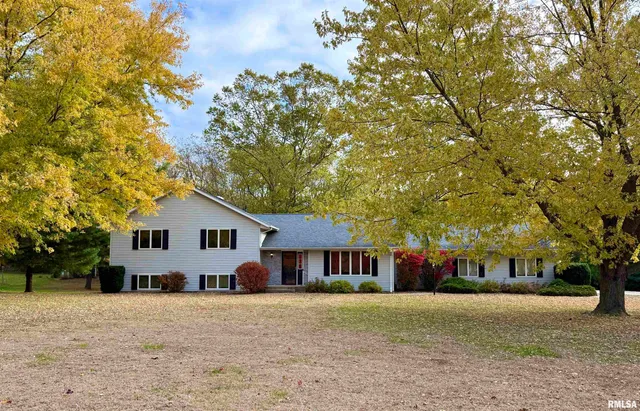 $359,900 | 107 Oakview Drive, Knoxville, IL 61448