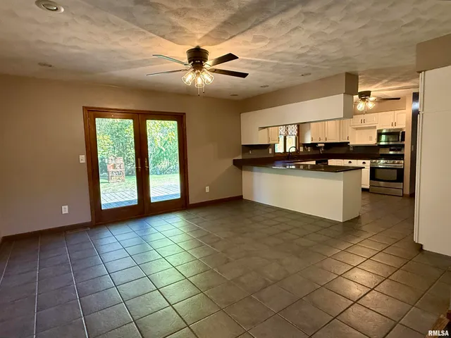 $359,900 | 107 Oakview Drive, Knoxville, IL 61448