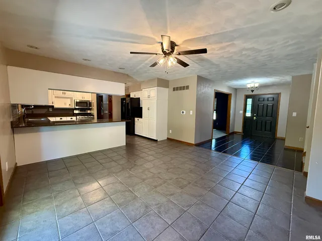 $359,900 | 107 Oakview Drive, Knoxville, IL 61448