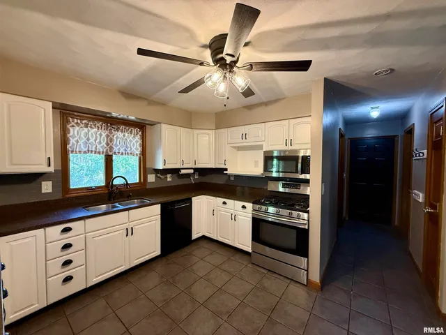 $359,900 | 107 Oakview Drive, Knoxville, IL 61448