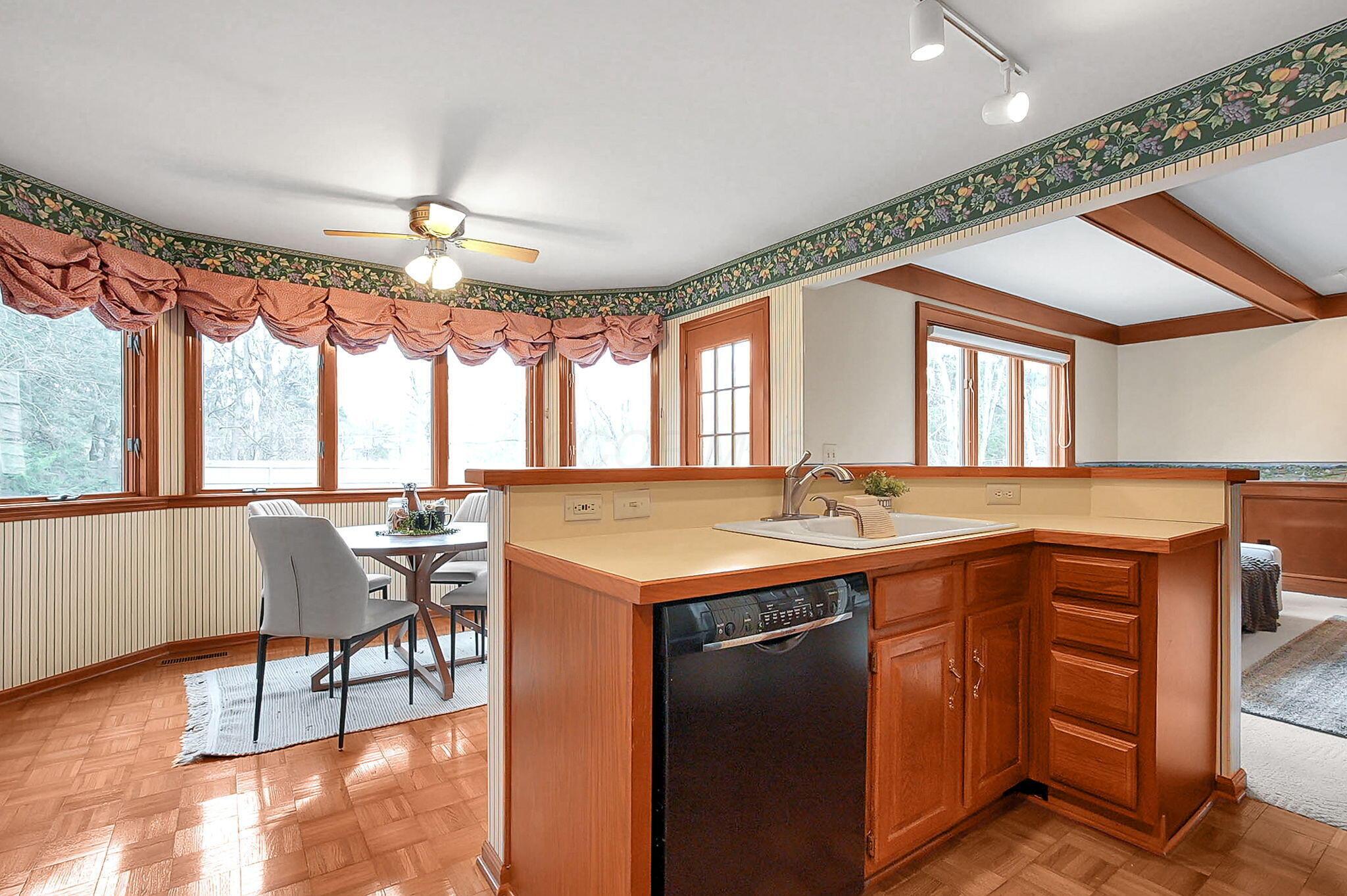 6885 Ravine Circle Columbus, OH 43085 - Photo 10 of 34 Kitchen