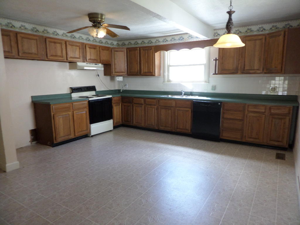 102 Amherst Lane Oak Ridge, TN 37830 - Photo 3 of 23 Kitchen Eat In