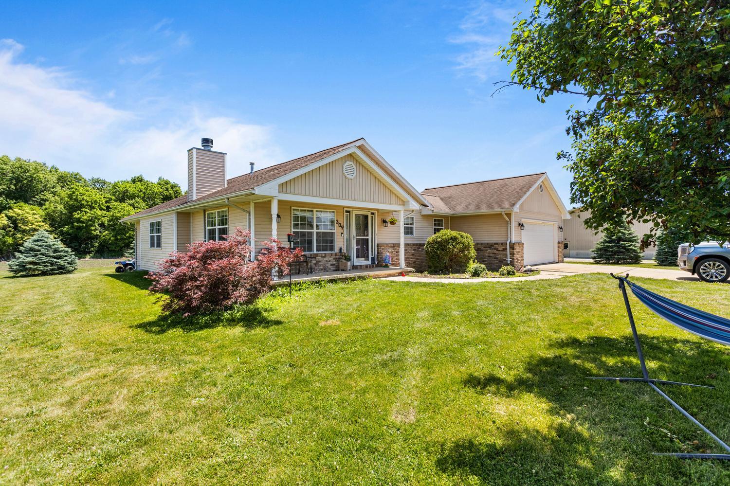 309 South High Street Fairmount, IL 61841 - Photo 3 of 27