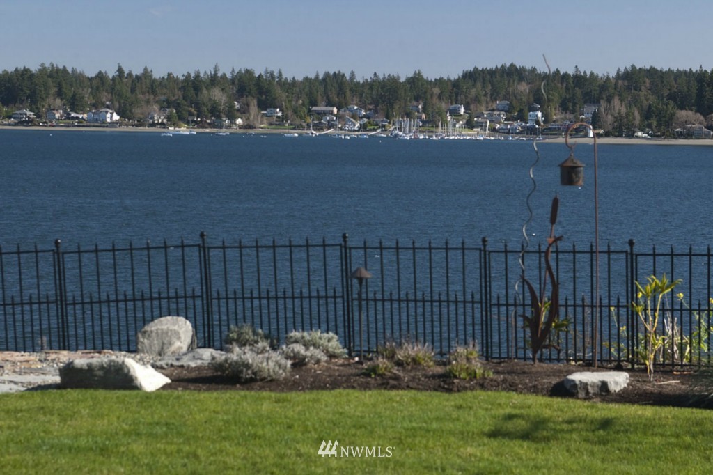 7704 Cooper Point Road Northwest Olympia, WA 98502 - Photo 2 of 25 Gallery Image 2