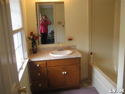 1090 Barnside Road Allentown, PA 18103 - Photo 8 of 16 Full bath off Master Bedroom