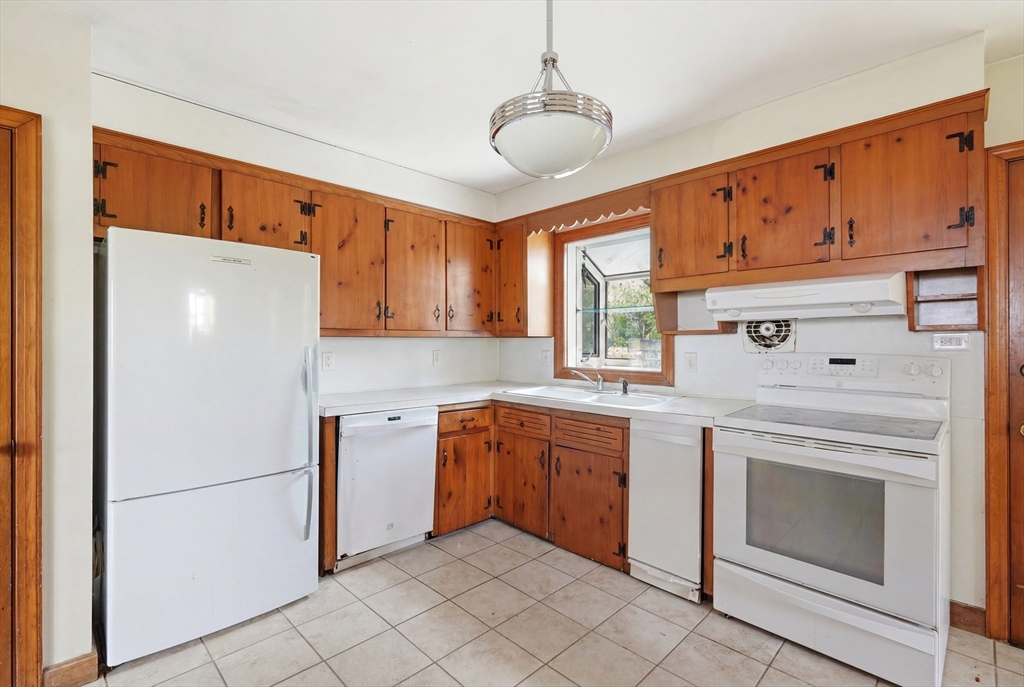 18 Livesey Road Quincy, MA 02171 - Photo 5 of 27