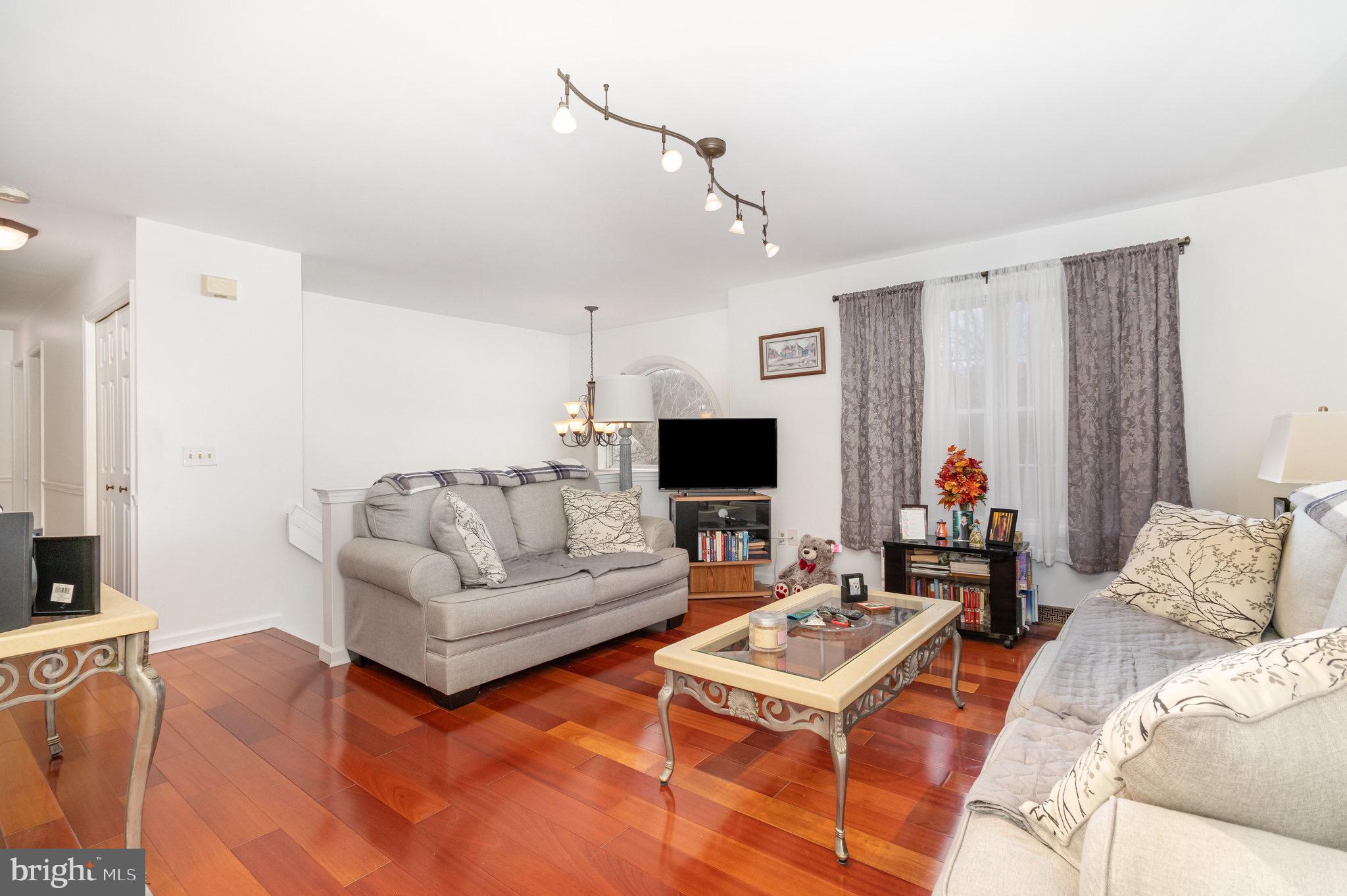 34 Devonshire Place Columbia, PA 17512 - Photo 8 of 28 Living Room