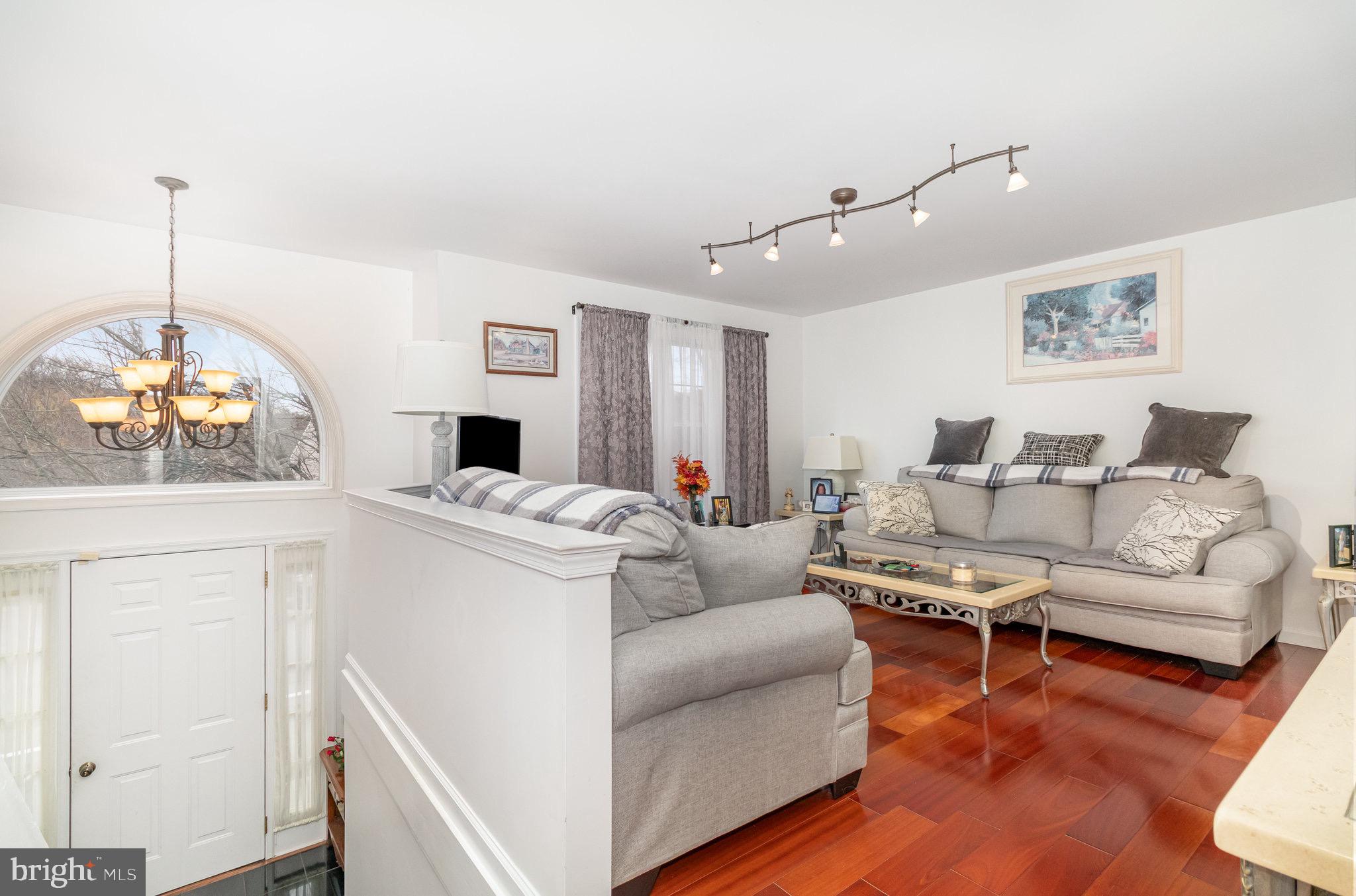 34 Devonshire Place Columbia, PA 17512 - Photo 9 of 28 Living Room