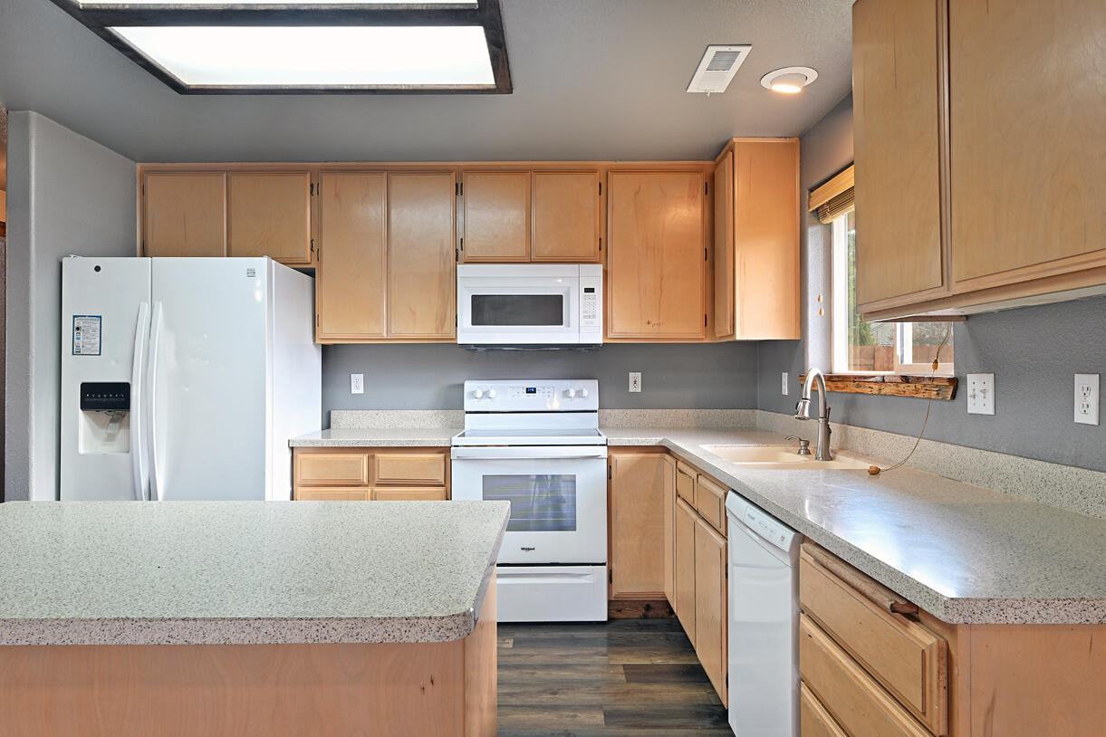 436 Mace Road Medford, OR 97501 - Photo 7 of 26 DSC_6422