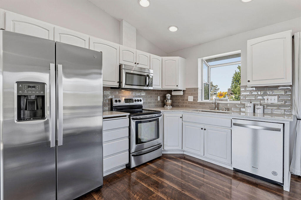 2979 Northeast Sugar Pine Road Prineville, OR 97754 - Photo 5 of 31 a kitchen with cabinets stainless steel appliances and a window