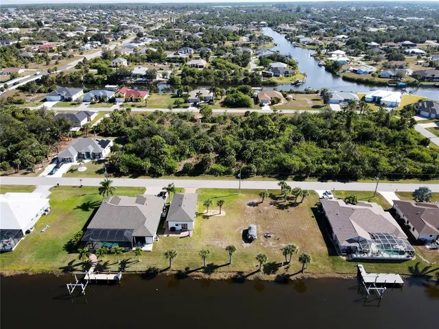 a view of a yard with a house
