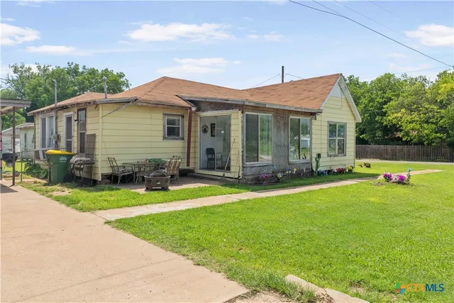 $75,000 | 304 West Burnett, Calvert, TX 77837