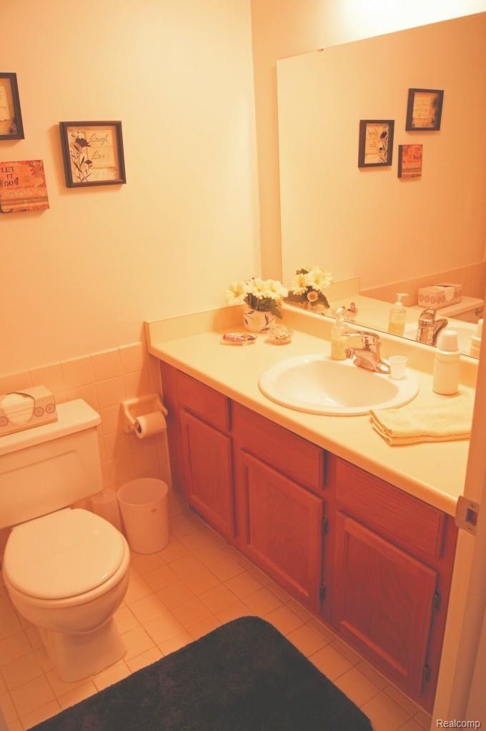 480 Baldwin Avenue, Unit 21 Rochester, MI 48307 - Photo 16 of 17 Fresh, Clean Full Bathroom