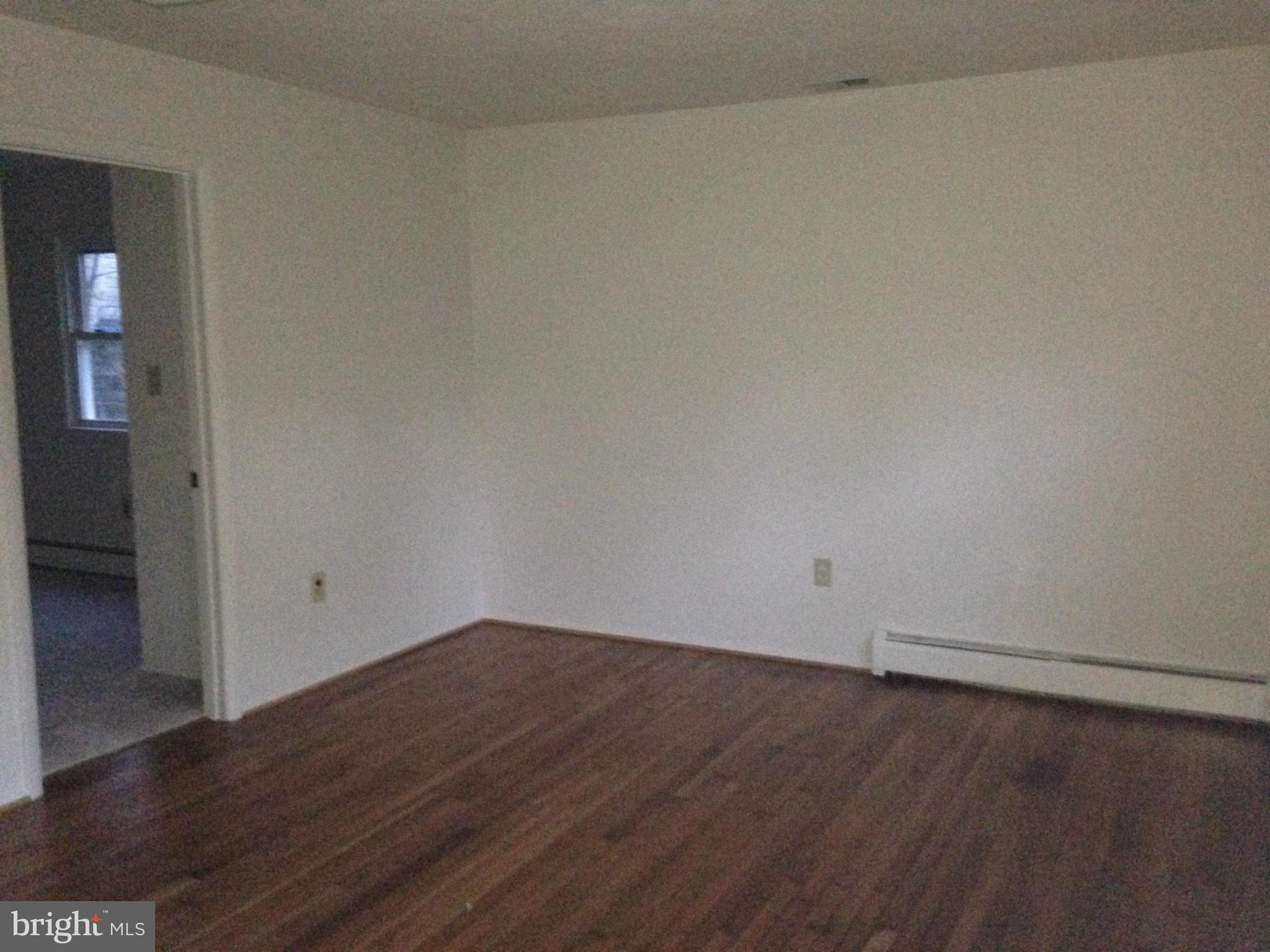 14313 Ferndale Road Woodbridge, VA 22193 - Photo 3 of 14 Living Room