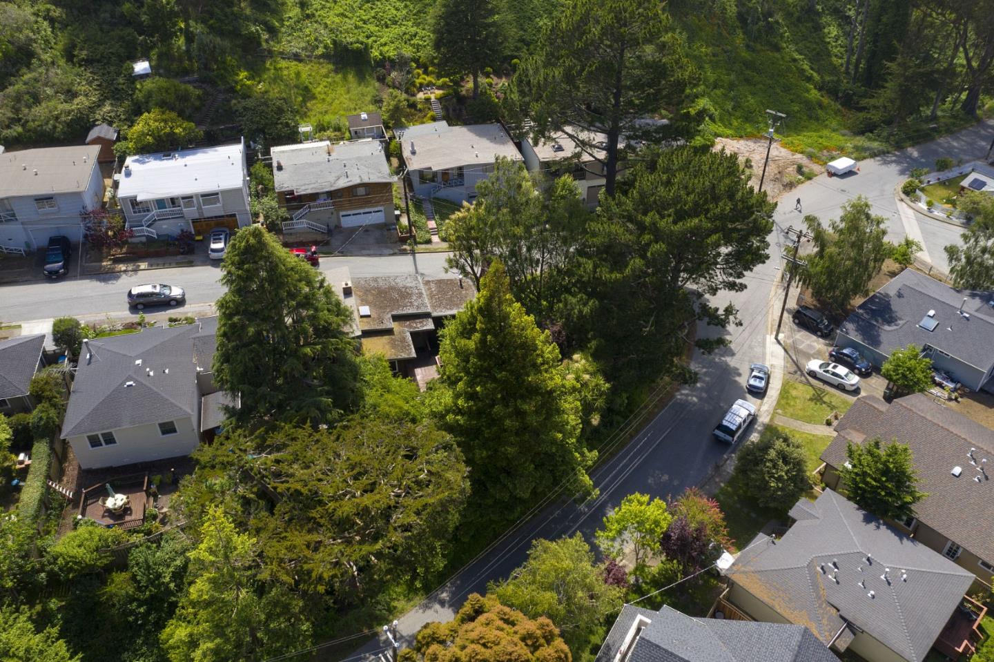 211 Modoc Place Pacifica, CA 94044 - Photo 19 of 25 an aerial view of multiple houses with yard
