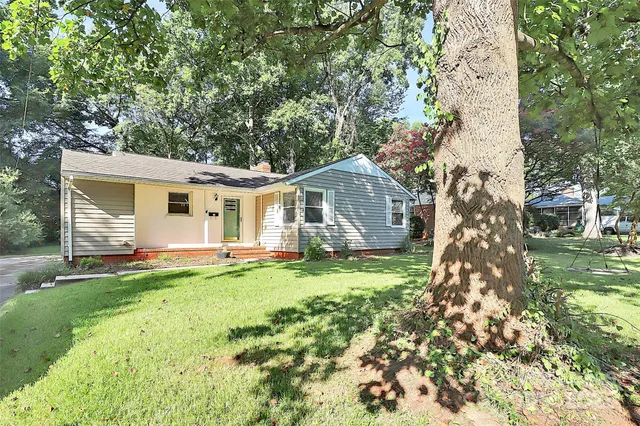 a view of a house with a yard