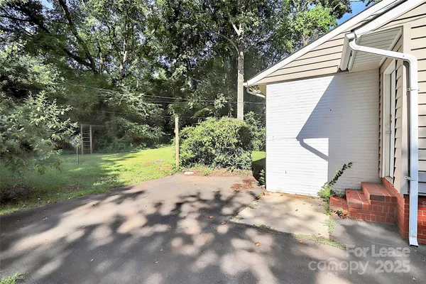 a view of back yard of the house