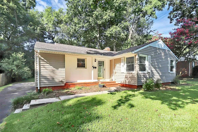 a view of a house with yard and tree s