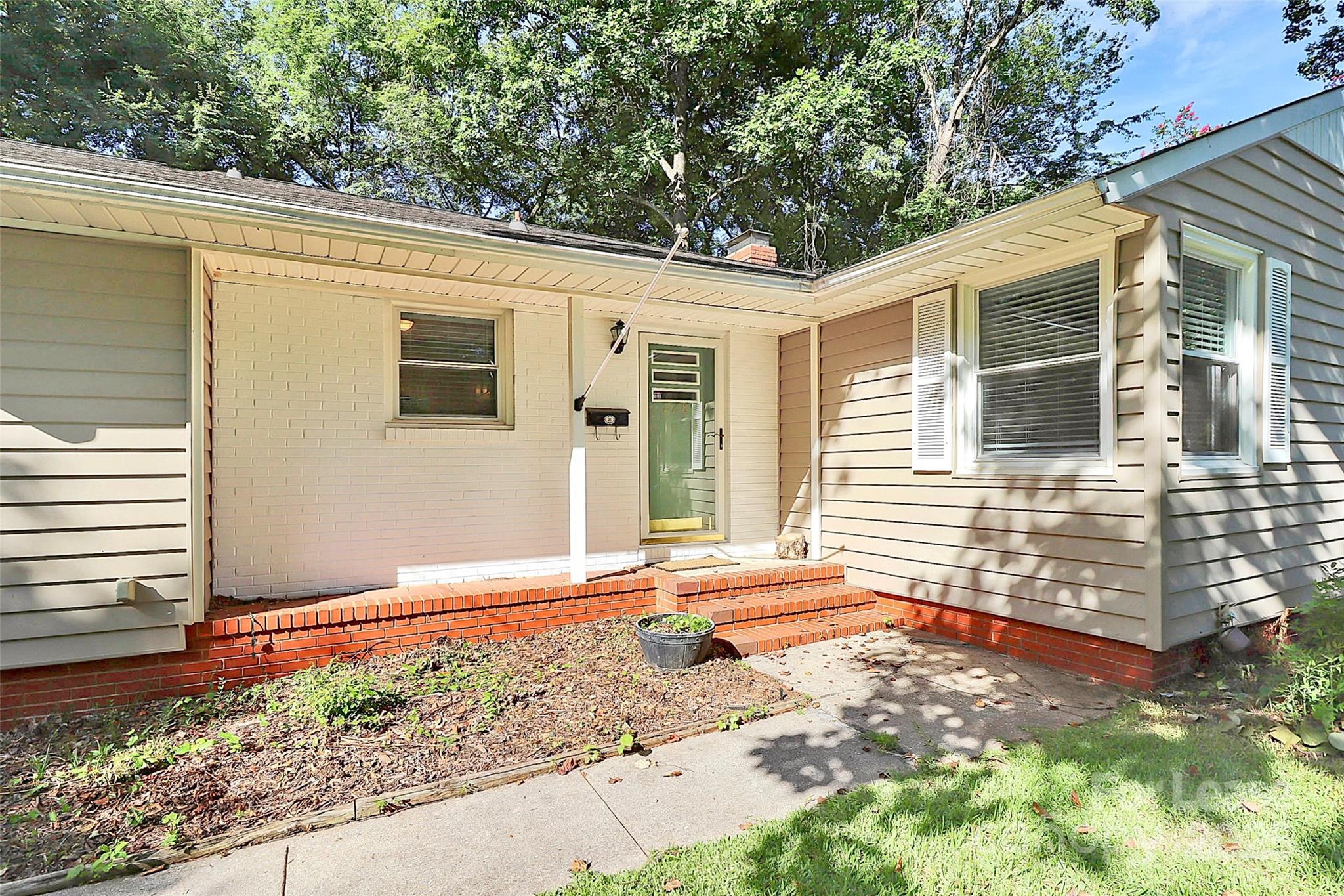 228 Seneca Place Charlotte, NC 28210 - Photo 5 of 34 a front view of a house with garden