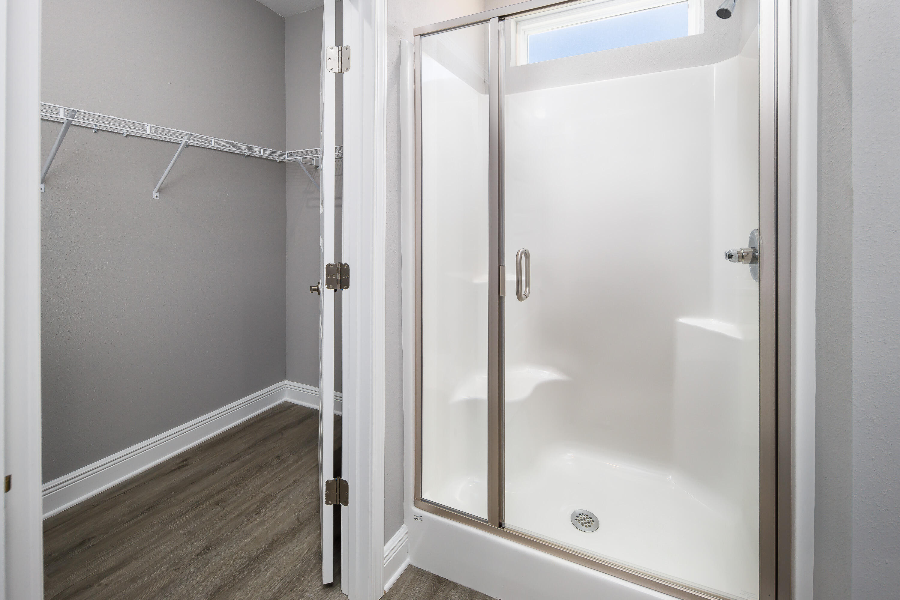 971 Skylark Road Mary Esther, FL 32569 - Photo 20 of 31 a bathroom with a glass shower door