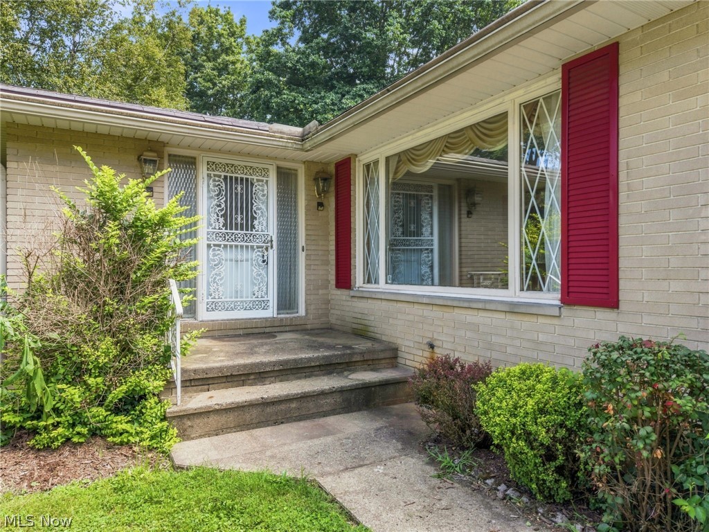 1129 Oak Tree Road Akron, OH 44320 - Photo 2 of 29 Gallery Image 2