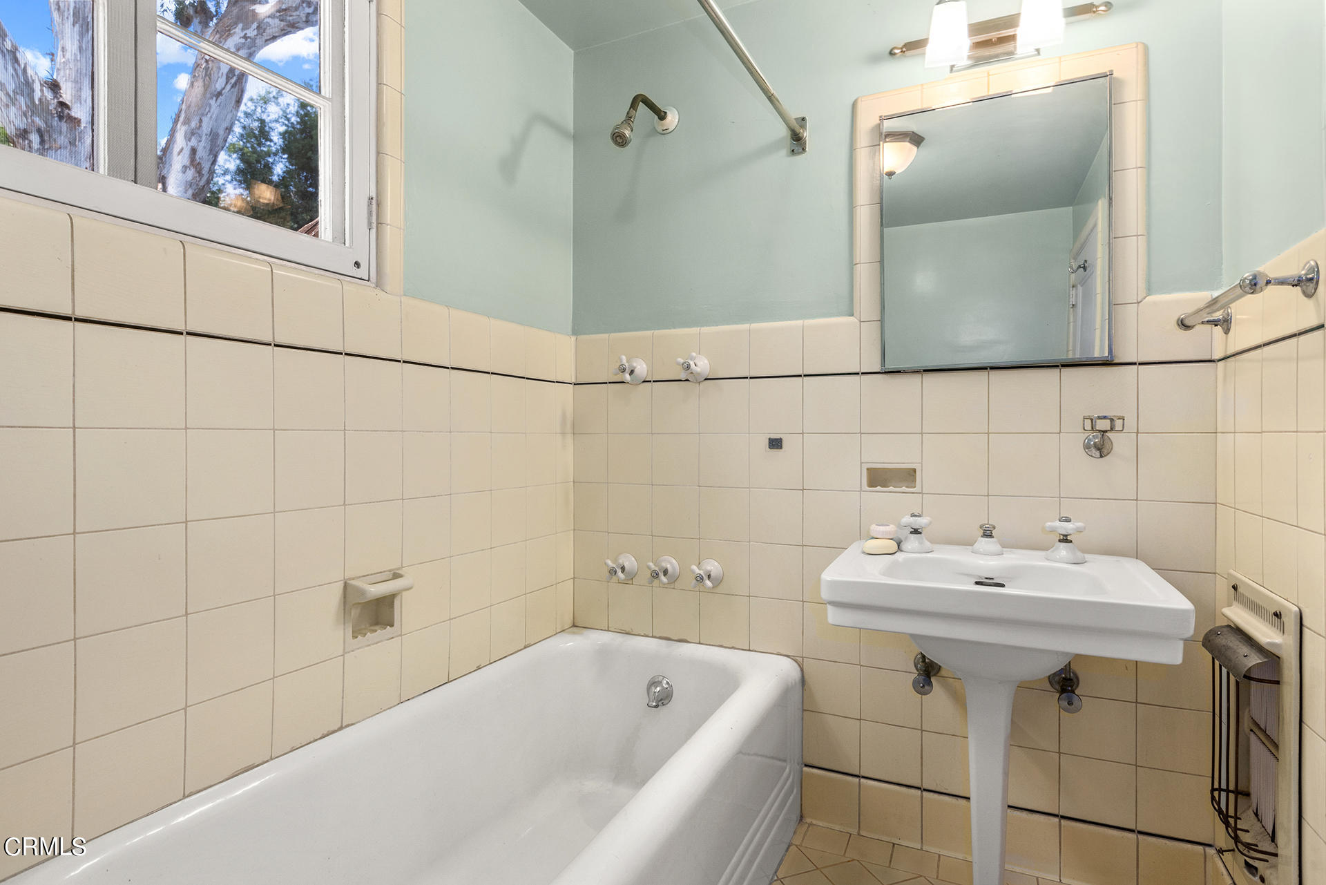 744 Rockwood Road Pasadena, CA 91105 - Photo 28 of 43 a bathroom with a sink a toilet and shower