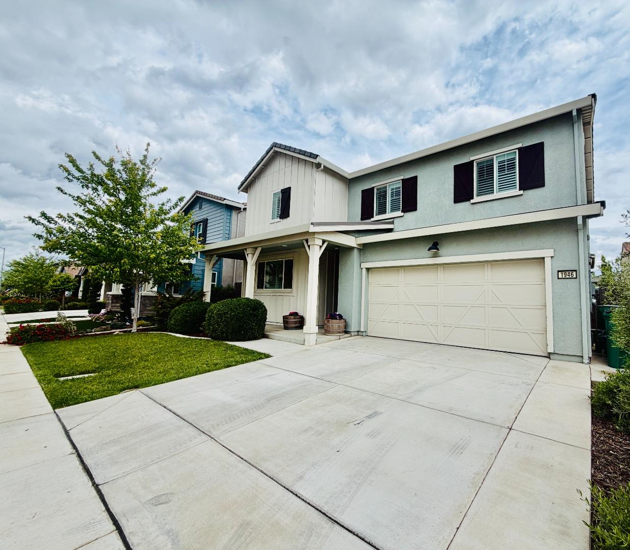 1946 Pollock Way Lodi, CA 95242 - Photo 2 of 35 a front view of a house with a yard and garage