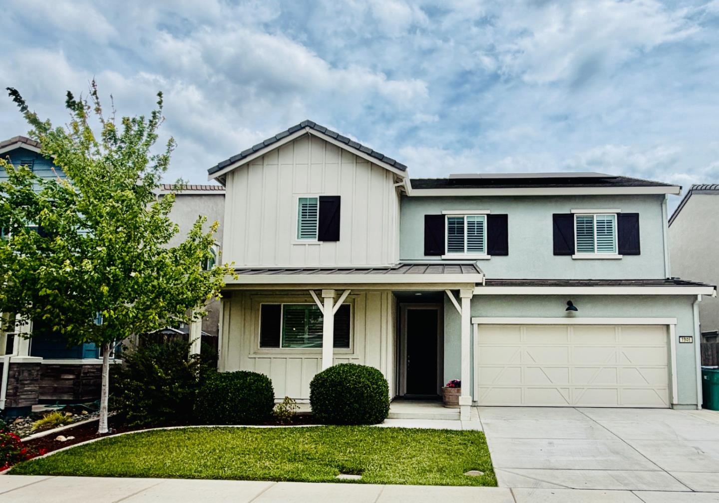 1946 Pollock Way Lodi, CA 95242 - Photo 3 of 35 a view of a white house with a yard and plants
