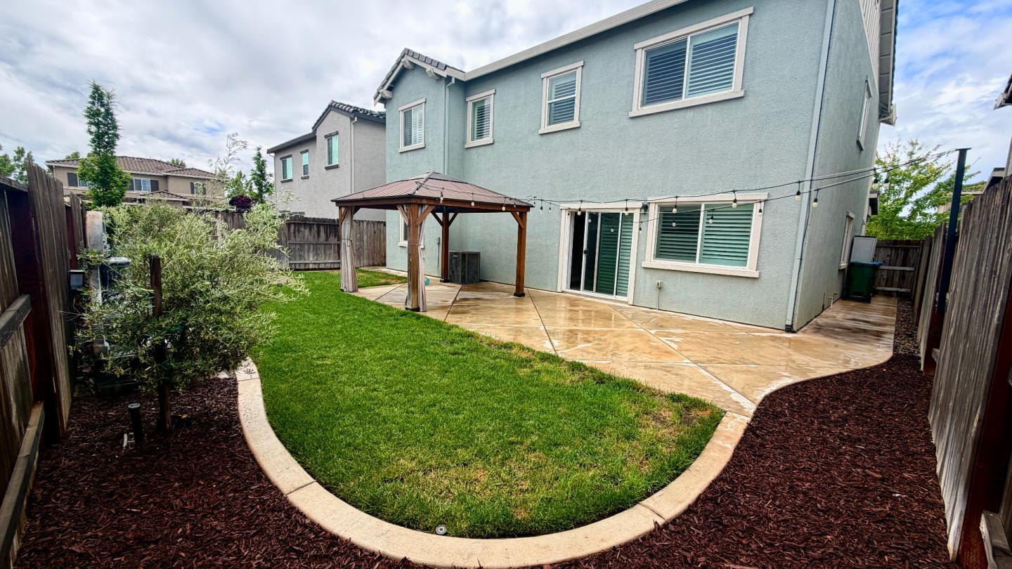 1946 Pollock Way Lodi, CA 95242 - Photo 33 of 35 a view of a house with backyard